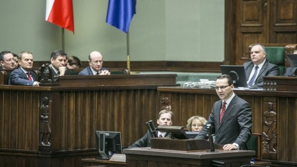 Sikorski w Sejmie jak Beck - Polska wciągana w globalny konflikt
