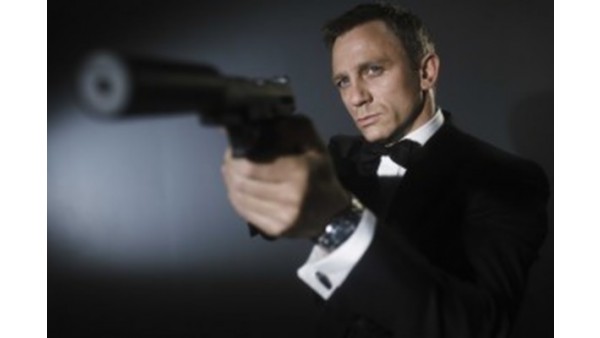 James Bond celuje z pistoletu z tłumikiem