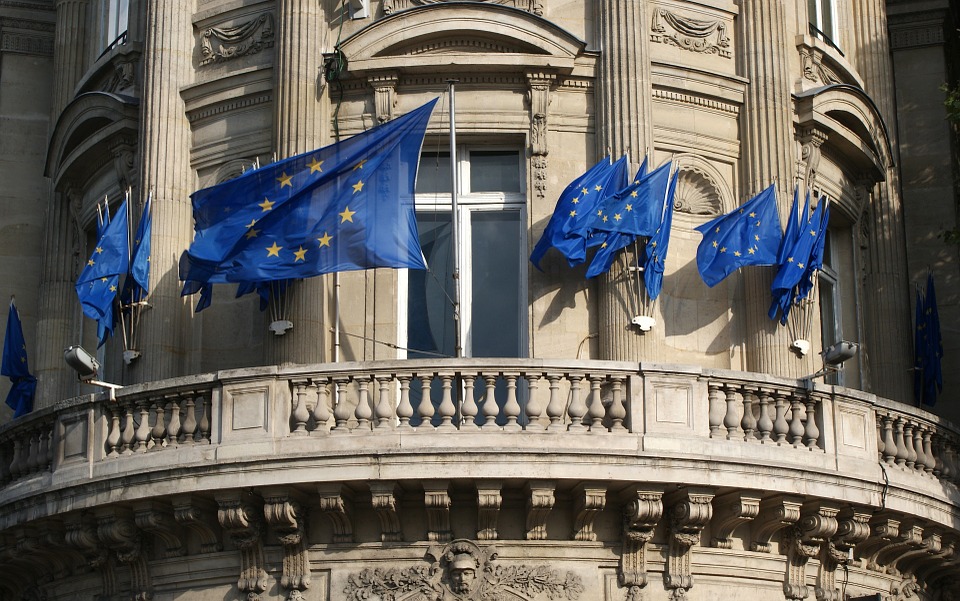 Komisja Europejska nakazuje Polsce zawieszenie podatku handlowego