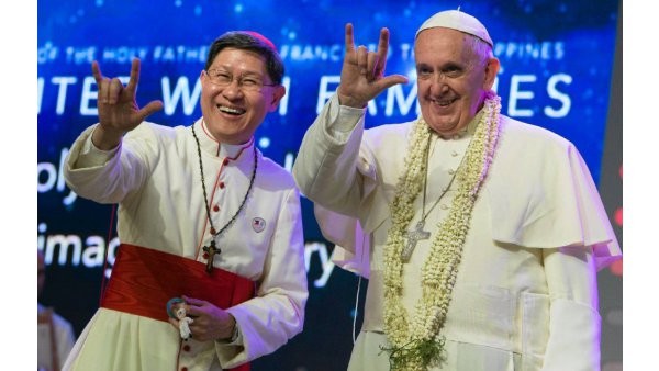 Pozornie szokujące zdjęcie Papieża z wizyty na Filipinach?
