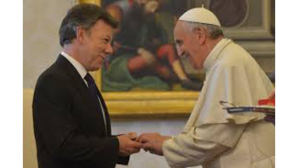 Papież błogosławił krew na rękach pokojowego laureata z Kolumbii