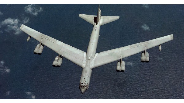 Amerykańskie bombowce strategiczne B-52 pod rosyjskim nosem. 