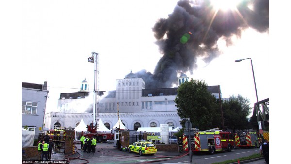 W Londynie płonie największy meczet Europy