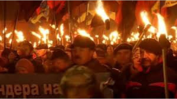 Banderowcy  z pochodniami maszerują w Kijowie