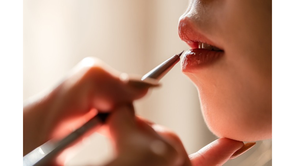 Powiększanie ust kwasem hialuronowym – na czym polega i gdzie wykonać zabieg?