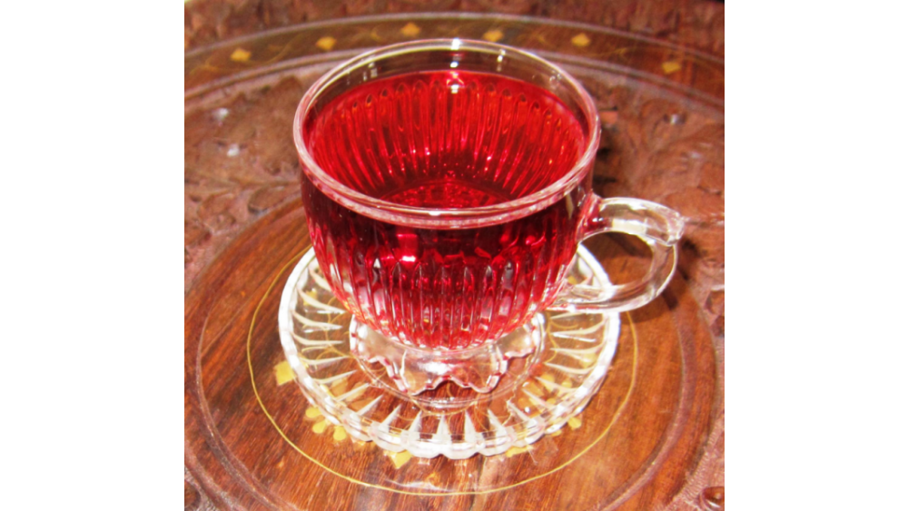 Herbata z hibiskusa – korzyści zdrowotne i zagrożenia