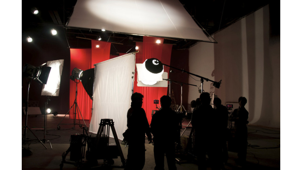 Tworzenie filmów reklamowych dla małych firm – jak promować biznes bez dużego budżetu? 