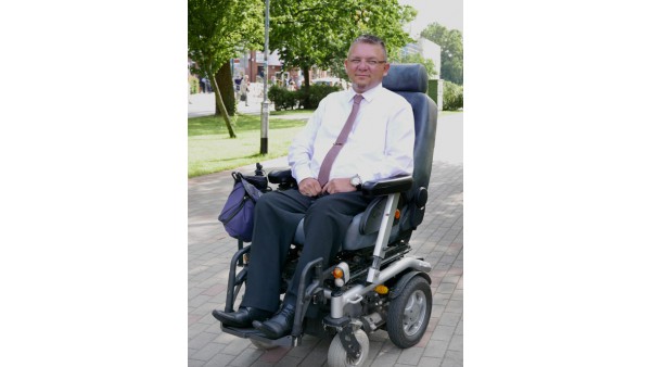 Facet na wózku inwalidzkim liderem listy Ruchu Społecznego